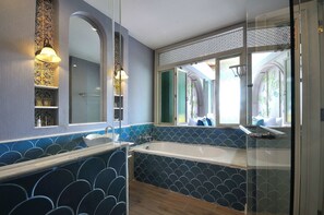 Gratis toiletartikelen, een haardroger, badjassen, pantoffels