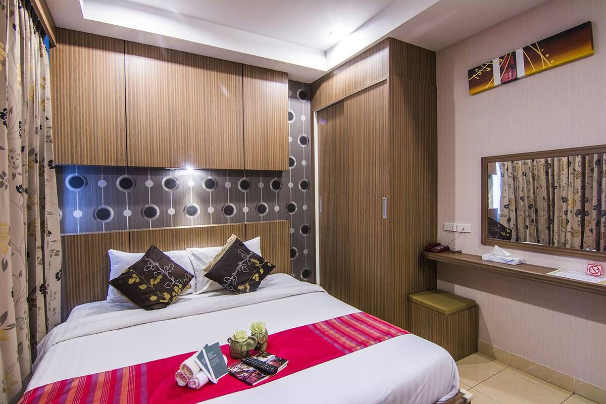 Superior kamer, 1 kingsize bed | Luxe beddengoed, een minibar, een kluis op de kamer, een bureau