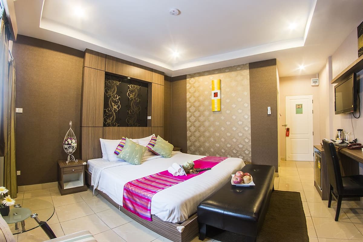 Deluxe kamer, 1 kingsize bed | Luxe beddengoed, een minibar, een kluis op de kamer, een bureau