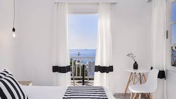 Habitación superior con 1 cama doble o 2 individuales, vistas al mar | Minibar, caja fuerte, espacio para trabajar con un portátil