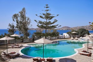 Piscina a l'aire lliure de temporada (horari: 10:00-20:00) i para-sols 