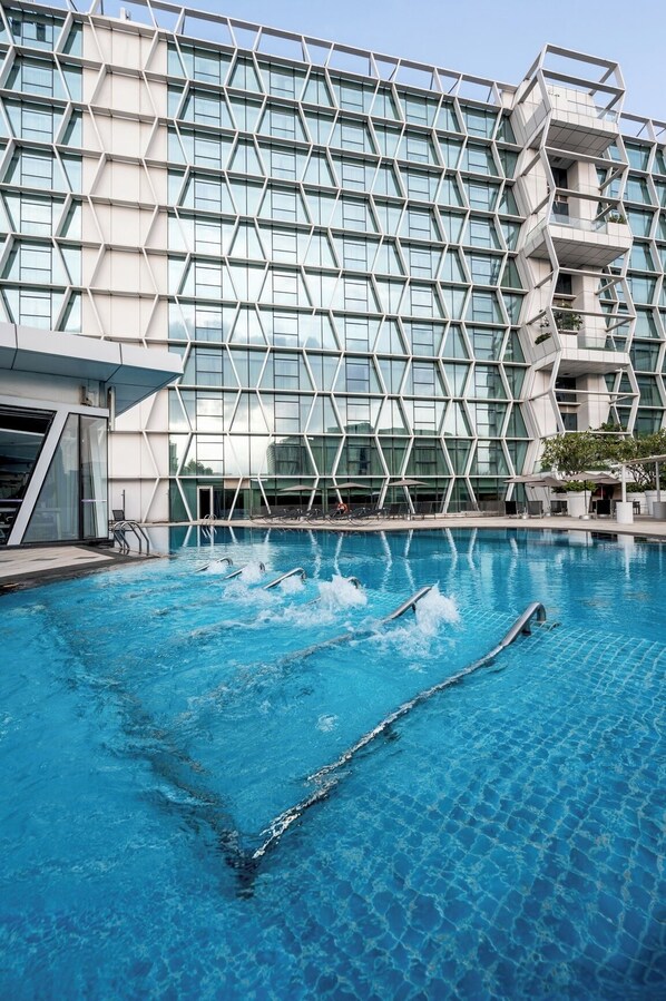 Outdoor pool, pool umbrellas, pool loungers - Dorsett Changi City Singapore (Singapore)