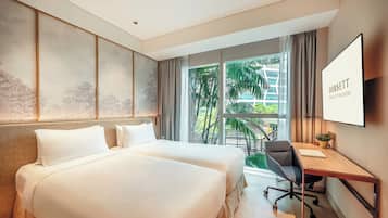 Superior-huone | Tallelokero huoneessa, työpöytä