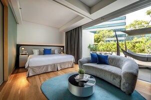 行政客房 (Suite) | 客房内保险箱、办公桌、笔记本电脑工作区、遮光窗帘