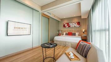 Splash Room | Minibar, in-room safe, desk, laptop workspace