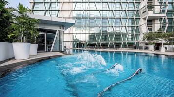 Ulkouima-allas, aurinkovarjoja, aurinkotuoleja