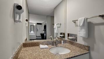 Bañera con ducha, artículos de tocador gratuitos, secador de pelo