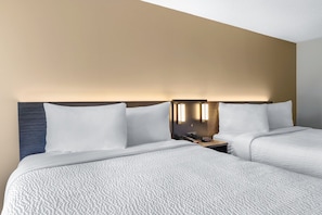 Pillowtop-Betten, Schreibtisch, Verdunkelungsvorhänge, kostenloses WLAN