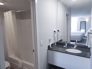 Combined shower/tub, free toiletries, hair dryer, towels - Motel 6 Brooks, AB (Brooks)