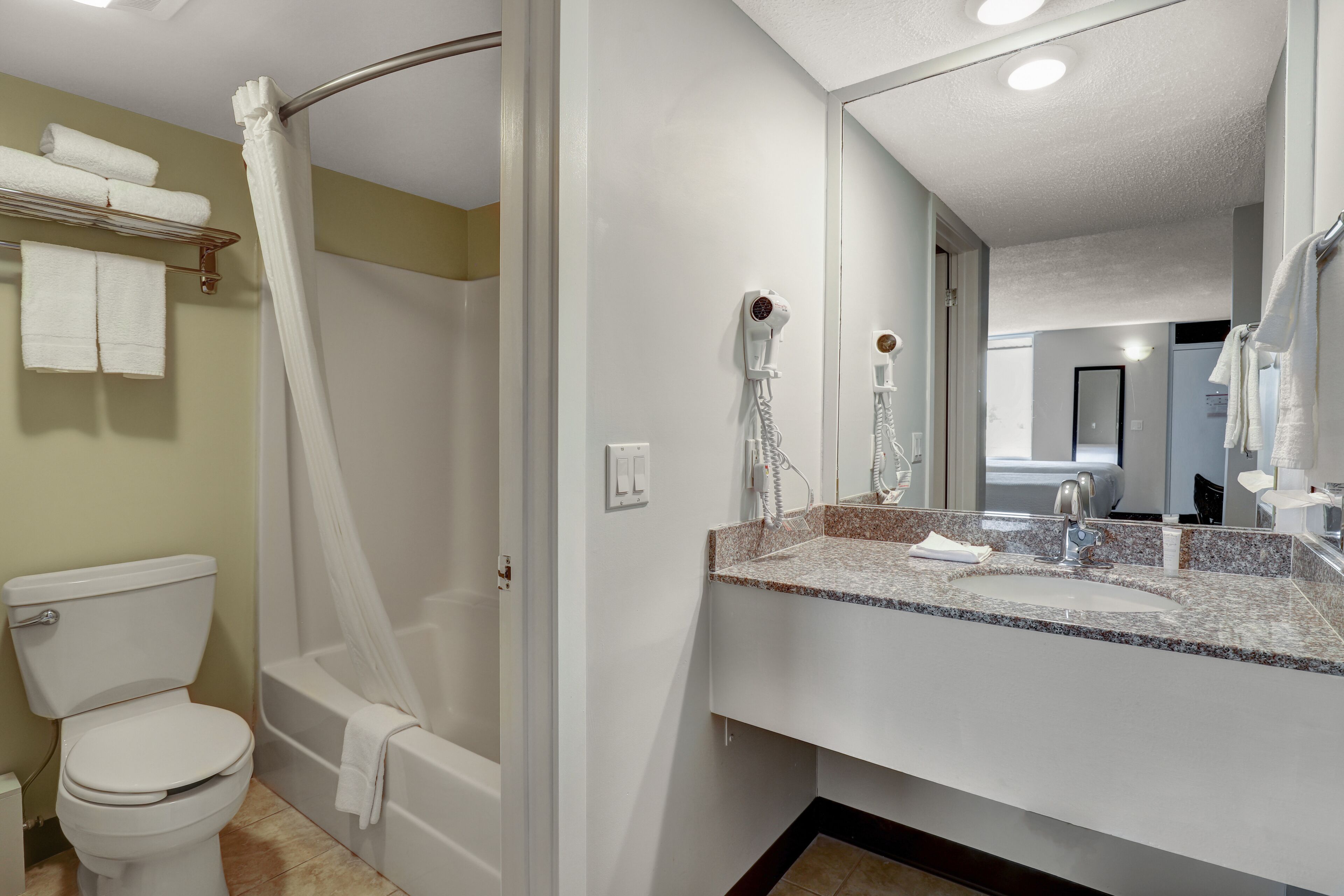 Combined shower/bathtub, free toiletries, hair dryer, towels