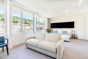 Suite Lac (Annexe) | In-room safe, desk, soundproofing, free cribs/infant beds