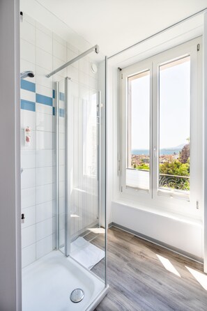Double Room, Lake View | Bathroom | Combined shower/bathtub, hair dryer, towels - Hôtel Alpes & Lac (Neuchatel)