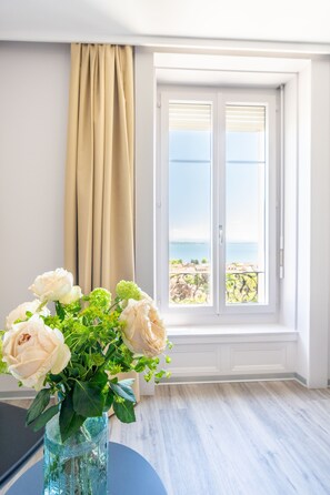 Habitación, 2 camas individuales, vista al lago | Caja de seguridad en la habitación, escritorio y insonorización