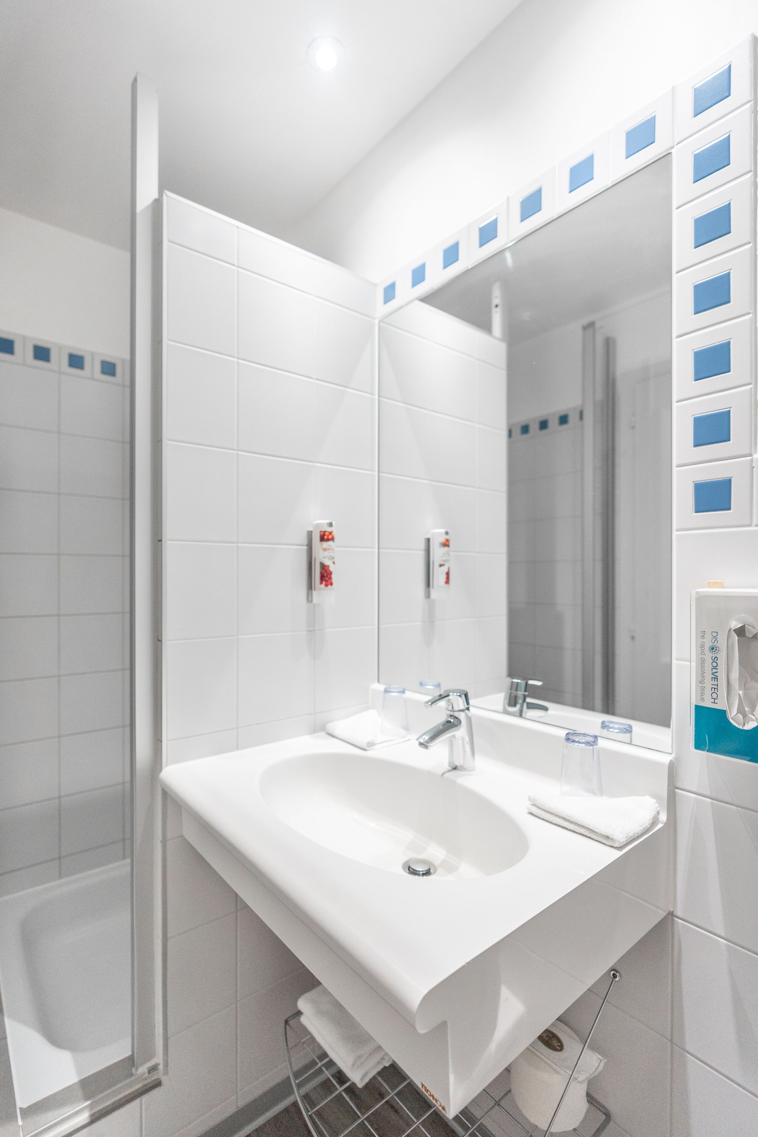 combined shower/bathtub, hair dryer, towels