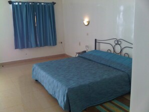 Habitació doble estàndard | Llençols de cotó egipci, matalassos Tempur-Pedic i minibar 