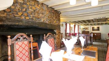 Lunch and dinner served, British cuisine