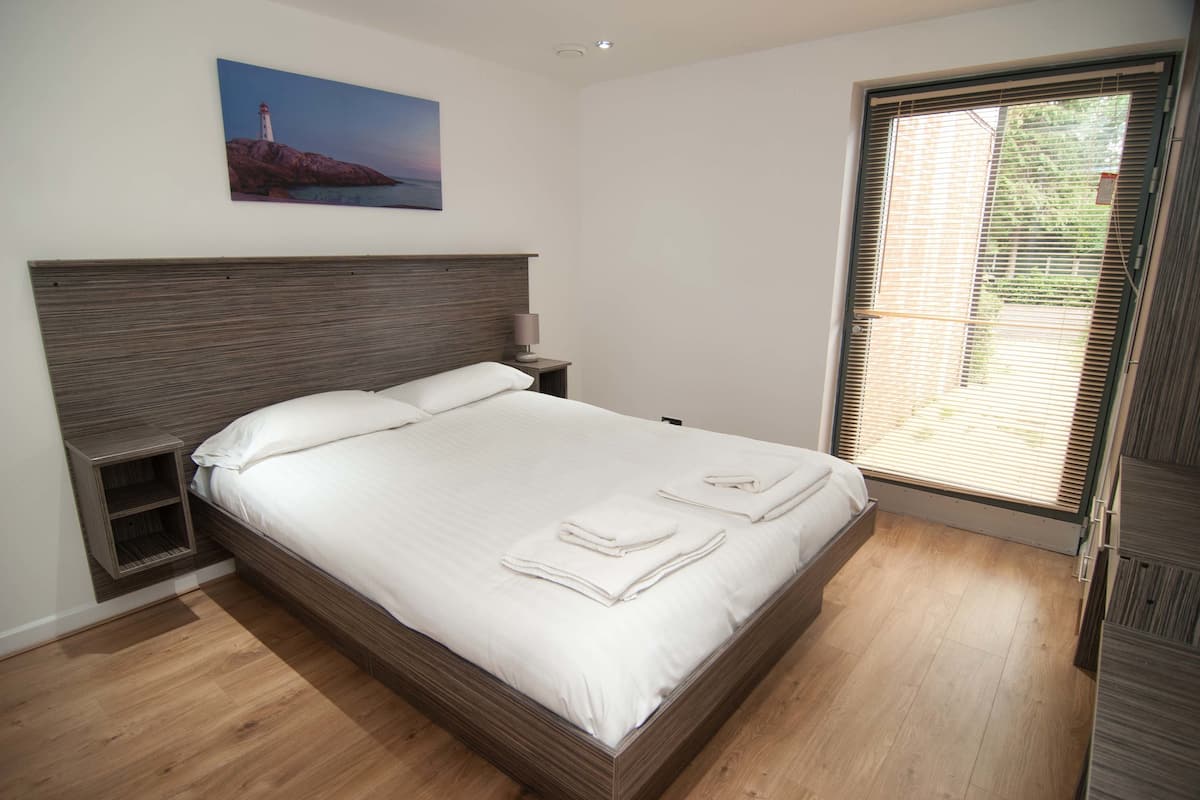 1 habitación, caja de seguridad en la habitación y escritorio