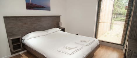 Apartment, 1 Double Bed, Non Smoking, Kitchen | 1 bedroom, in-room safe, desk, iron/ironing board