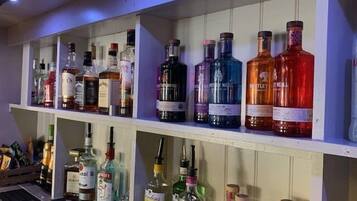 Un'area bar con scaffali pieni di diverse bottiglie di liquori.