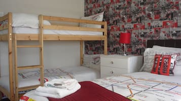 Tabla de planchar con plancha, wifi gratis y ropa de cama