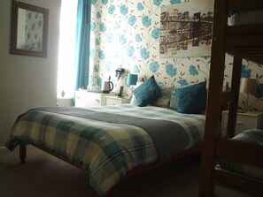 Tabla de planchar con plancha, wifi gratis y ropa de cama