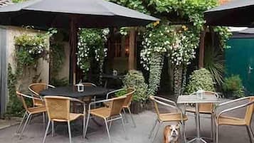 Se sirven desayunos, comidas y cocina británica con mesas al aire libre