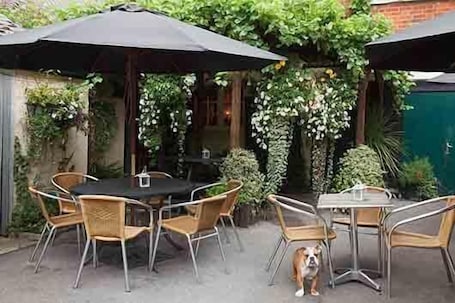 Se sirven desayunos y almuerzos, restaurante con mesas al aire libre