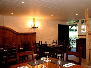 Se sirven desayunos, comidas y cocina británica con mesas al aire libre