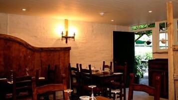 Breakfast, lunch, dinner served; British cuisine, alfresco dining
