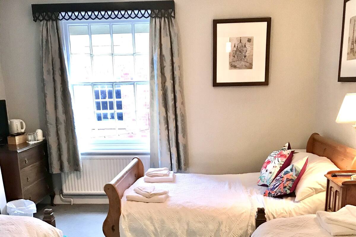 Standard Double Room, Ensuite (Crane ) | Individually decorated, individually furnished, iron/ironing board