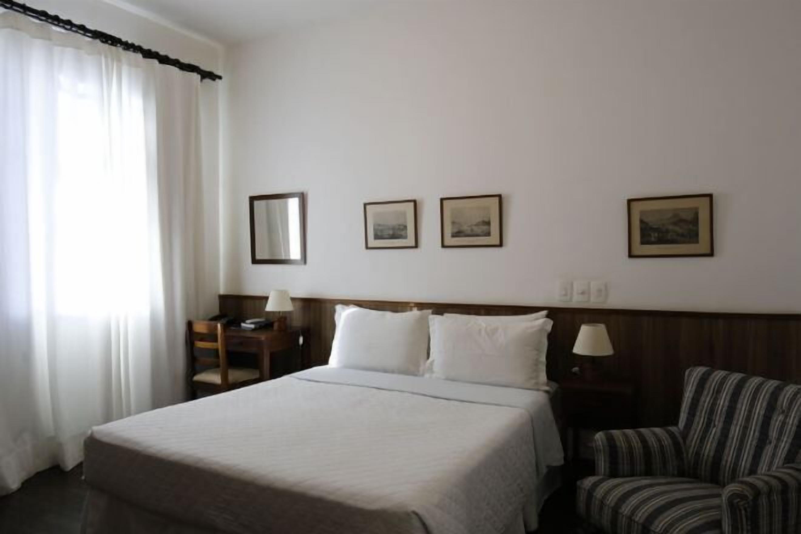 Minibar, escriptori, wifi gratuïta i roba de llit 