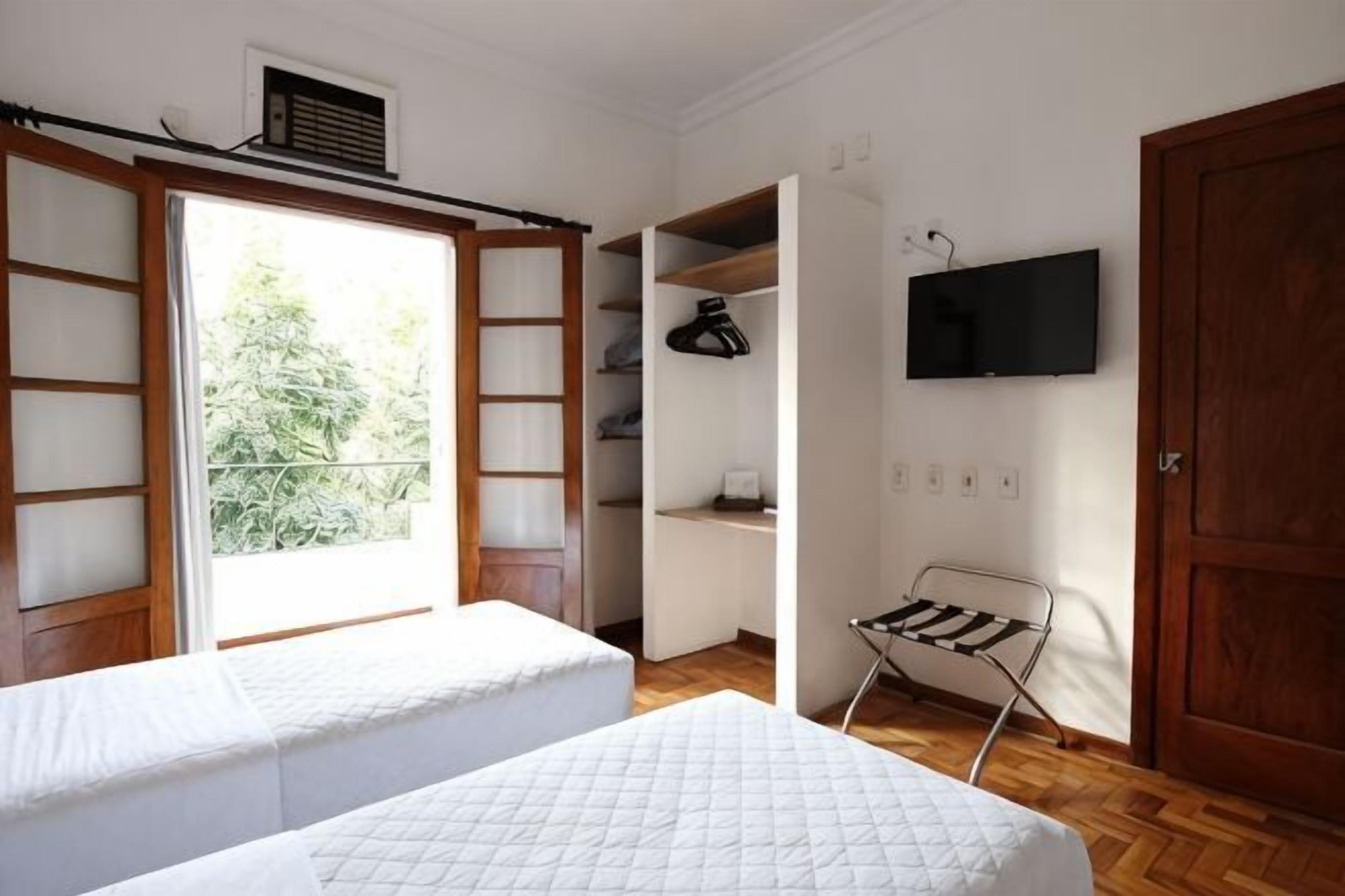 Frigobar, escrivaninha, Wi-Fi de cortesia, roupa de cama