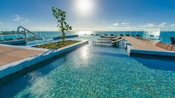 Piscine extérieure, chaises longues