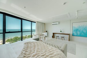 Suite Perola | Pillowtop beds, minibar, in-room safe, laptop workspace