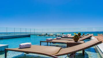 Piscine extérieure, chaises longues