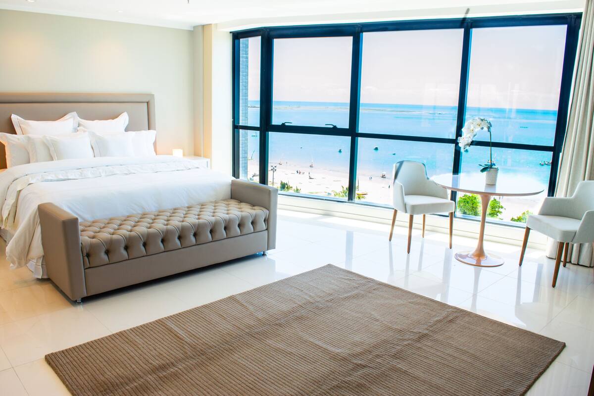 Suite Perola | Pillowtop beds, minibar, in-room safe, laptop workspace