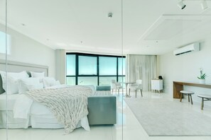 Suite Perola | Pillowtop beds, minibar, in-room safe, laptop workspace