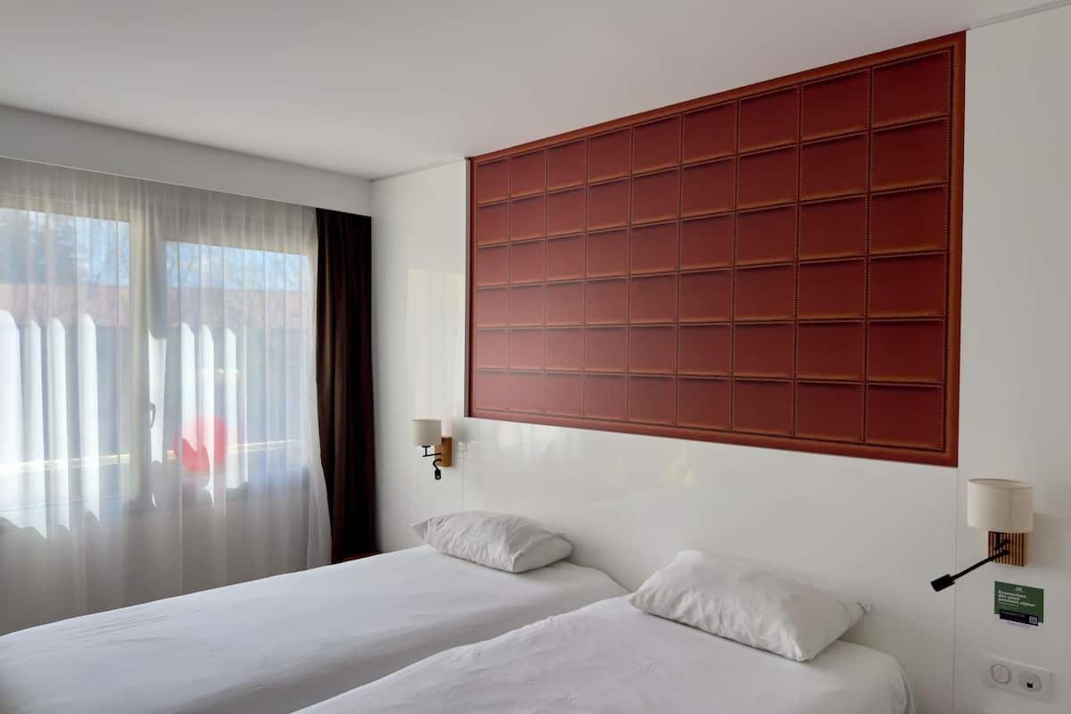 Standard Room, 2 Twin Beds | Premium bedding, individually decorated, individually furnished, desk