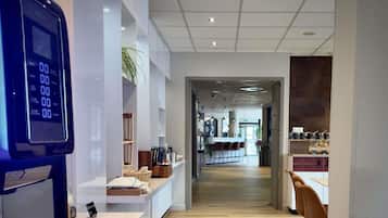 Desayuno buffet diario (EUR 10 por persona)