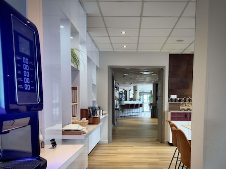 Free buffet breakfast . ibis Styles Bordeaux Saint Médard