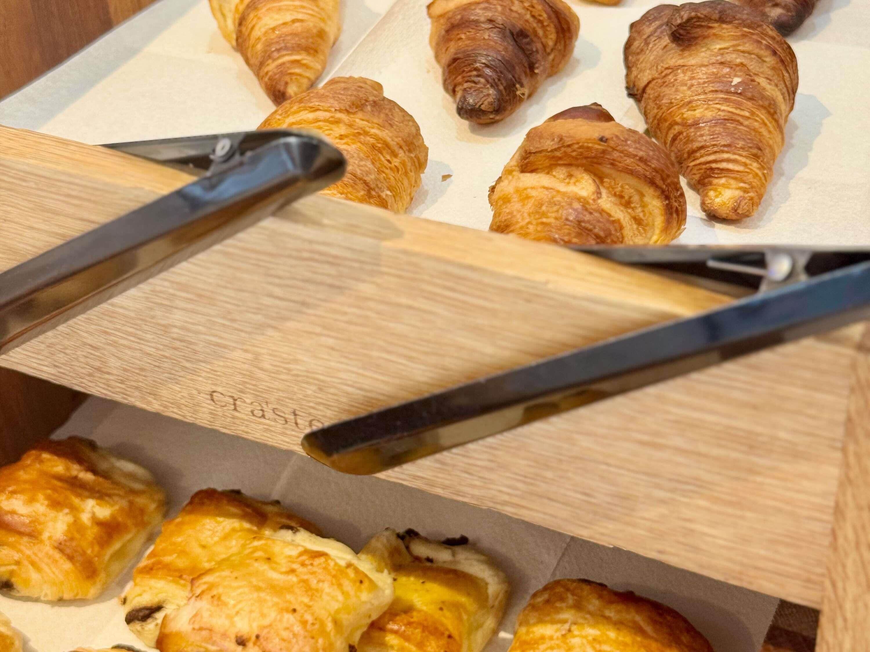 Une boîte en bois portant une étiquette « Crasto » et contenant divers types de pâtisseries.