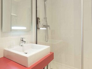 Premium bedding, individually decorated, individually furnished, desk - ibis Styles Bordeaux Saint Médard (Saint-Medard-en-Jalles)