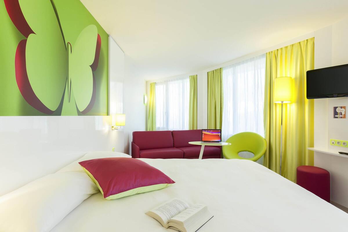 suite, multiple beds | premium bedding, individually decorated, individually furnished, desk