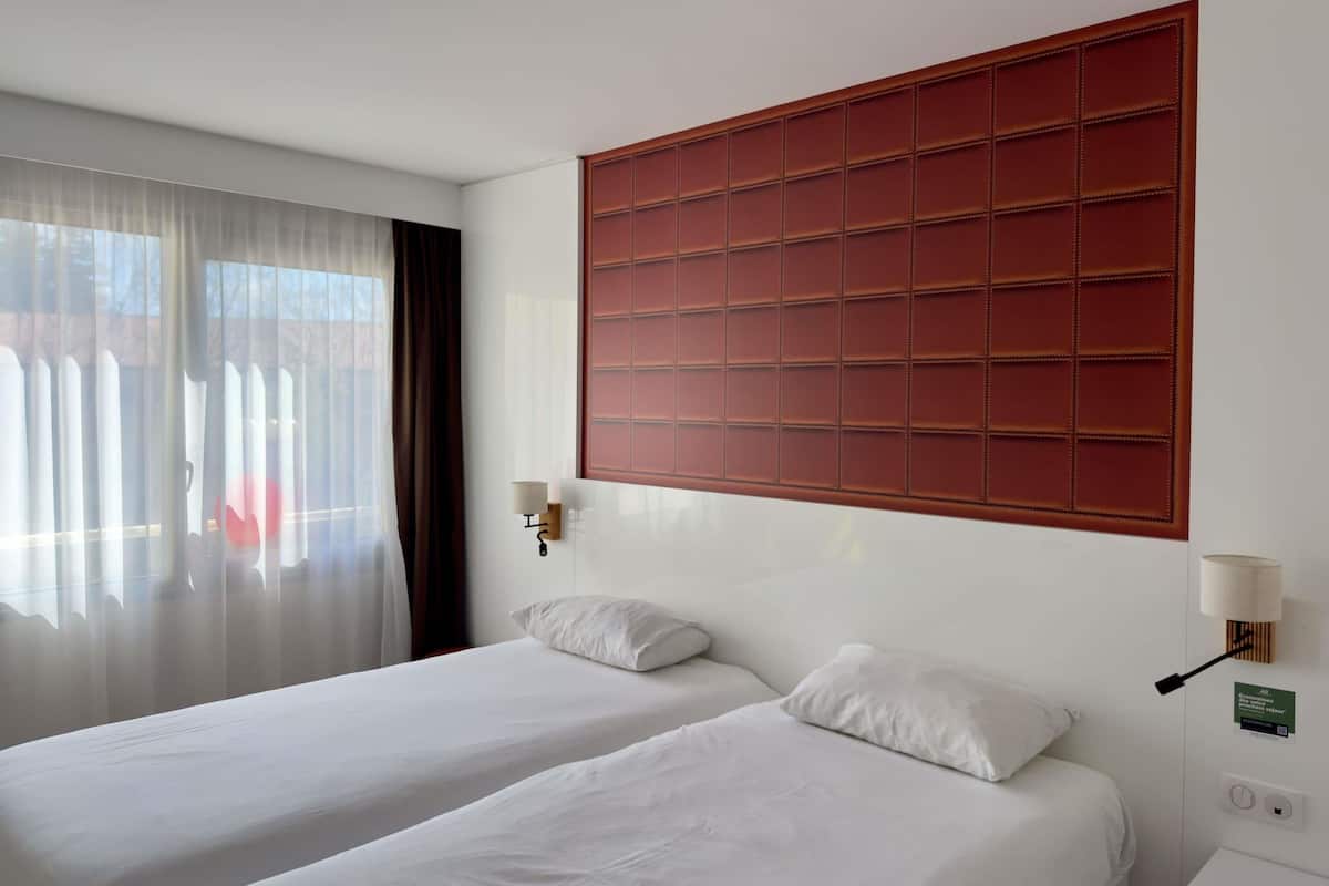 Standard Room, 2 Twin Beds | Premium bedding, individually decorated, individually furnished, desk