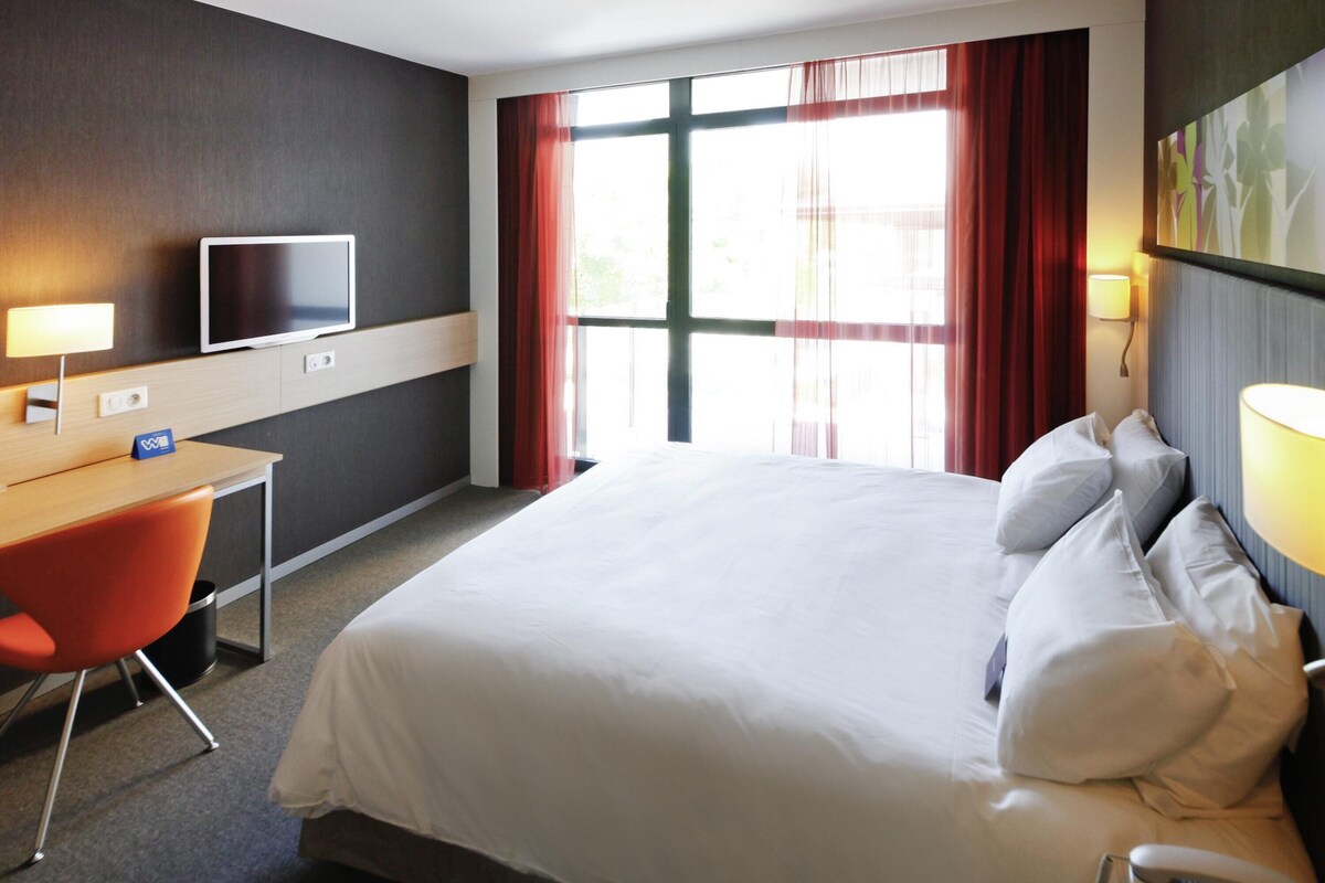Classic Room, 1 Double Bed | Premium bedding, pillow-top beds, minibar, in-room safe