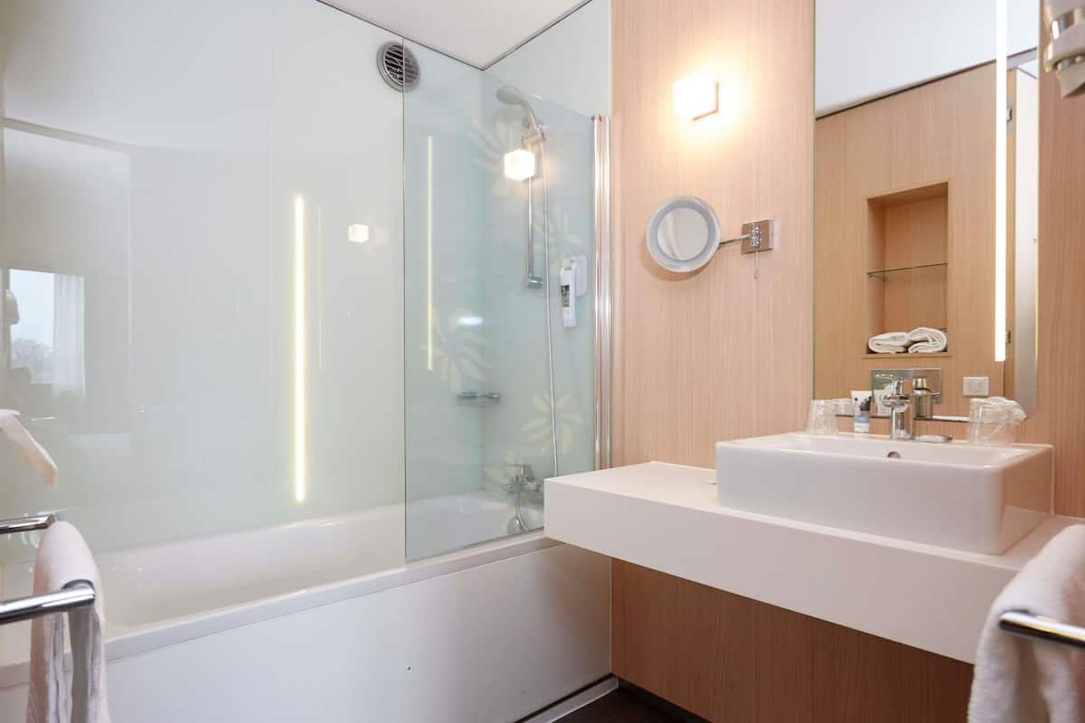 Bộ đồ giường cao cấp, nệm có lớp đệm bông, minibar