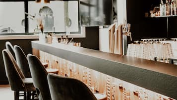 Serves breakfast and dinner