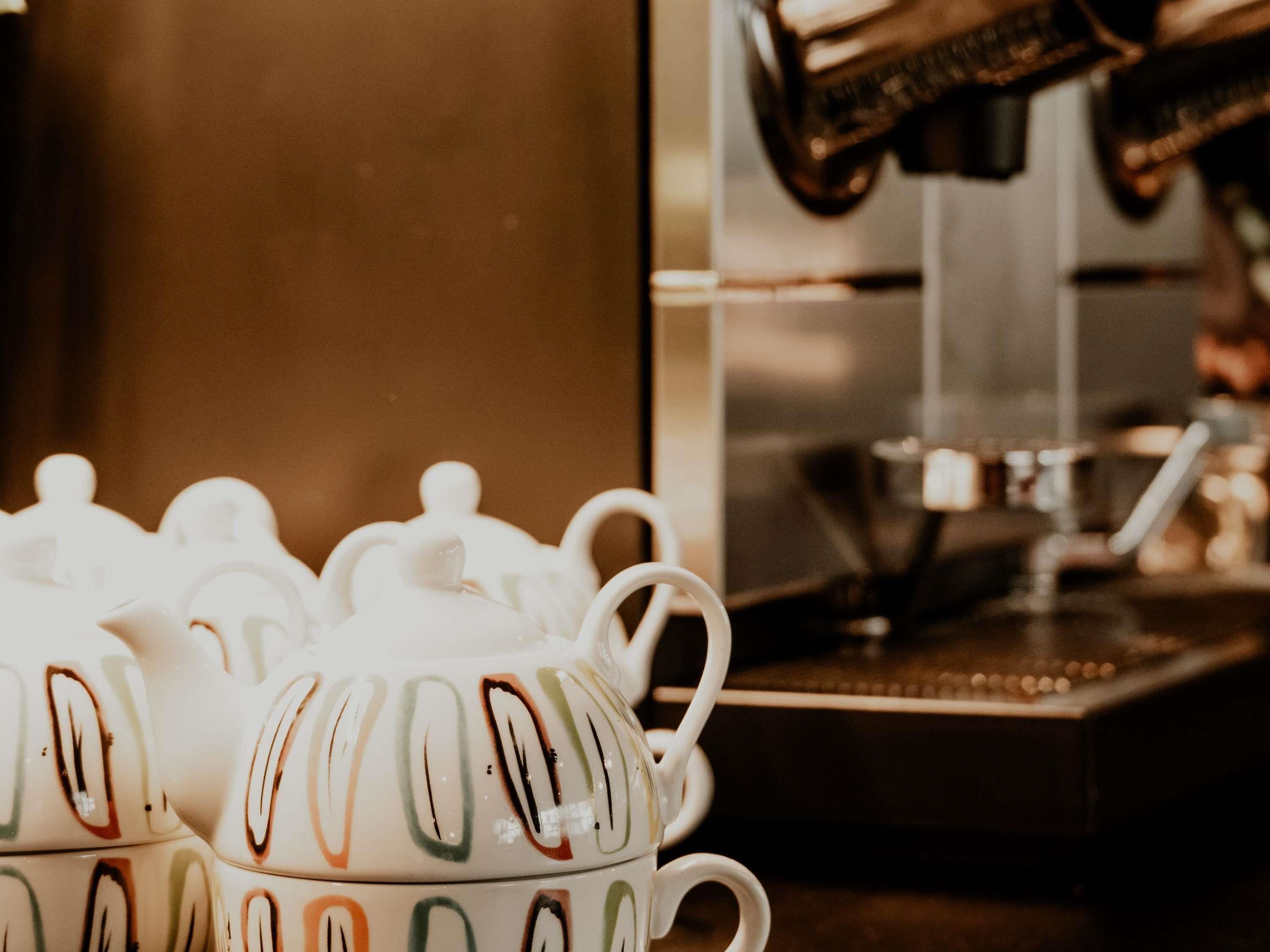 serves breakfast and dinner