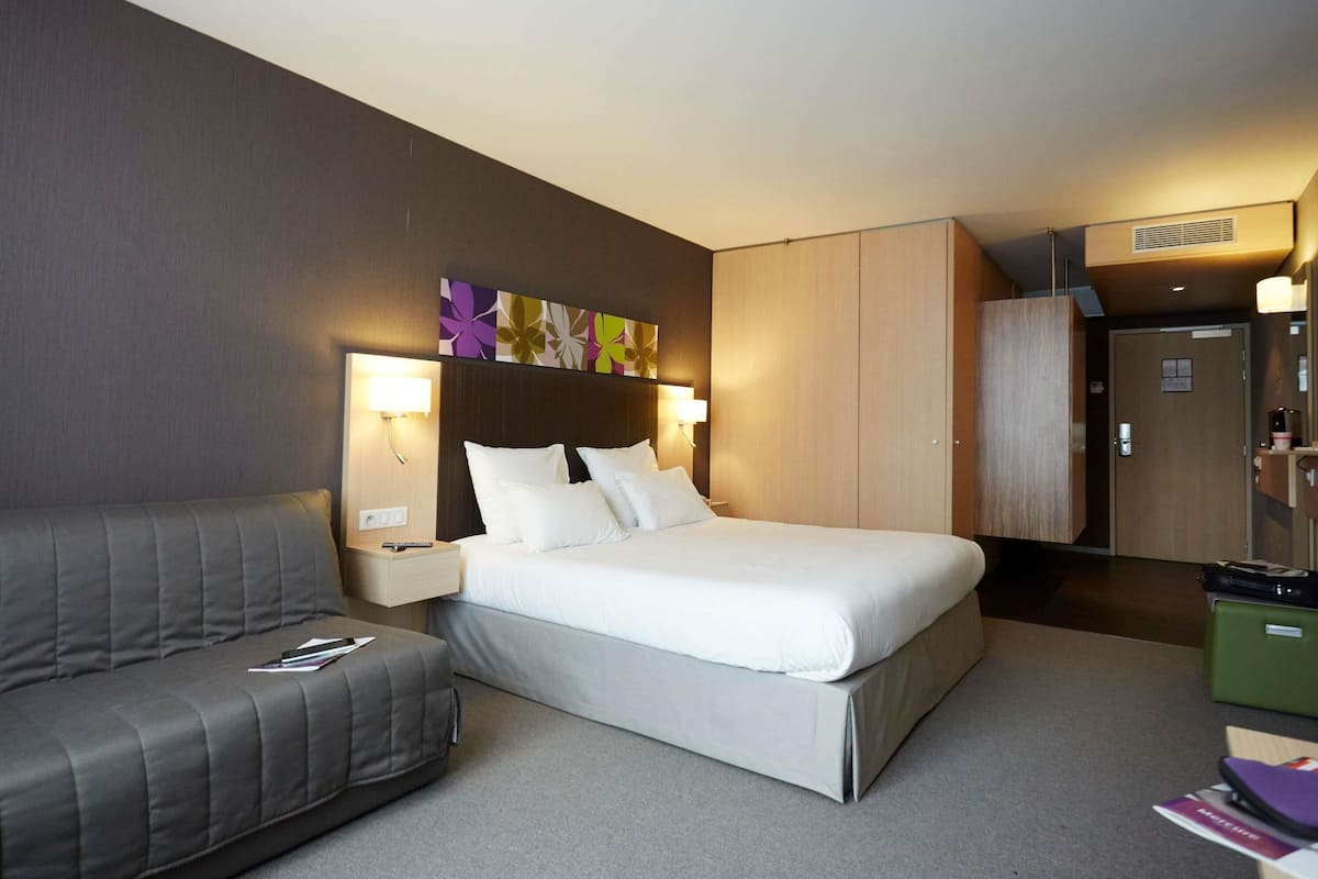 Familiekamer, 1 kingsize bed met slaapbank | Luxe beddengoed, pillowtop-bedden, een minibar, een kluis op de kamer