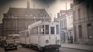 Vanha, numero 25 kantava raitiovaunu kulkee historiallisten rakennusten reunustamalla kadulla, ja siinä on kyltti, jossa lukee: ”VALENCIENNES”.